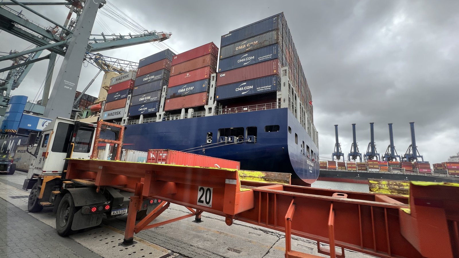 Buque portacontenedores atracado con grúas y remolques en el muelle