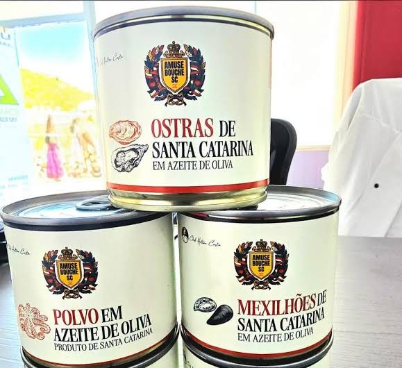 Tres latas apiladas de ostras, mejillones y pulpo de Amuse Bouche SC