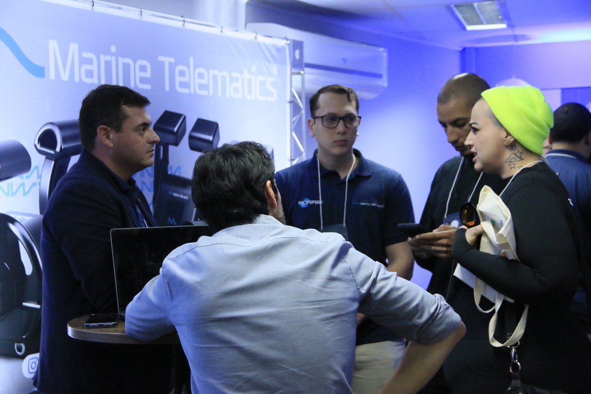 Visitantes en el estand de Marine Telematics en el Blue Nautical Hub Brasil 2026