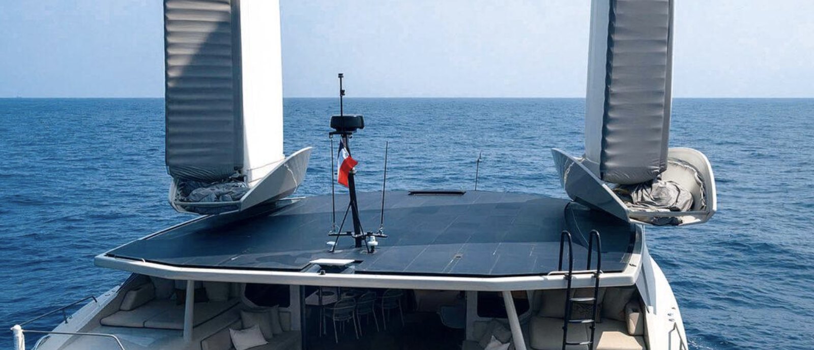 Cubierta superior del MODX 70 revestida de paneles solares con las alas desinfladas