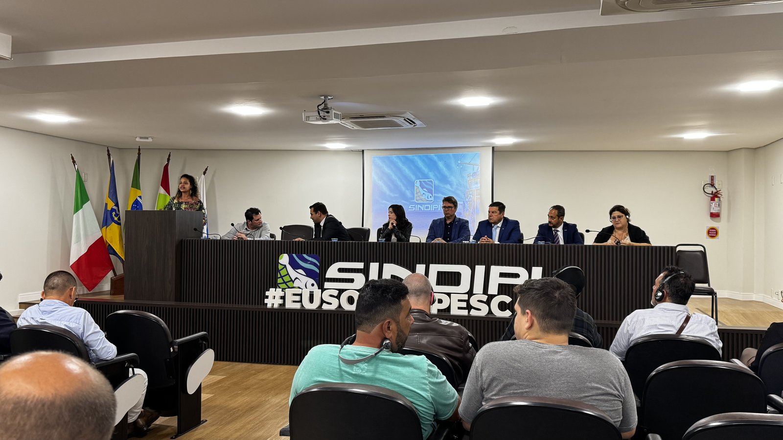 Mesa de autoridades en el auditorio del Sindipi, en Itajaí, ante el público