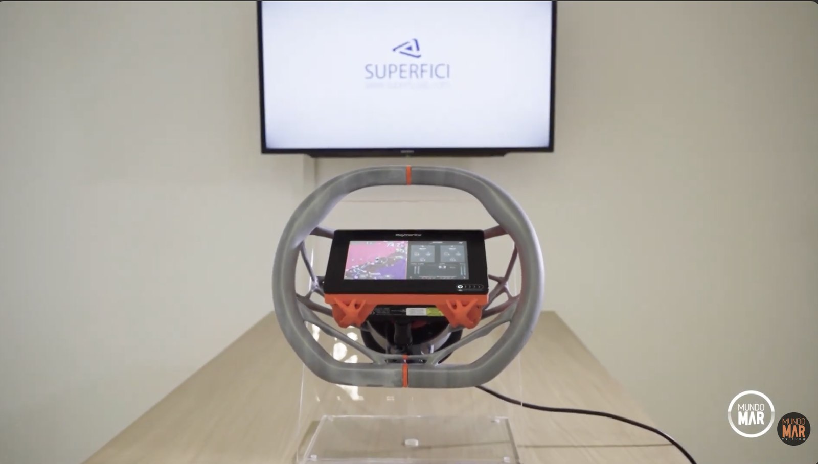 Volante náutico impreso en 3D con estructura calada y pantalla multifunción en el centro