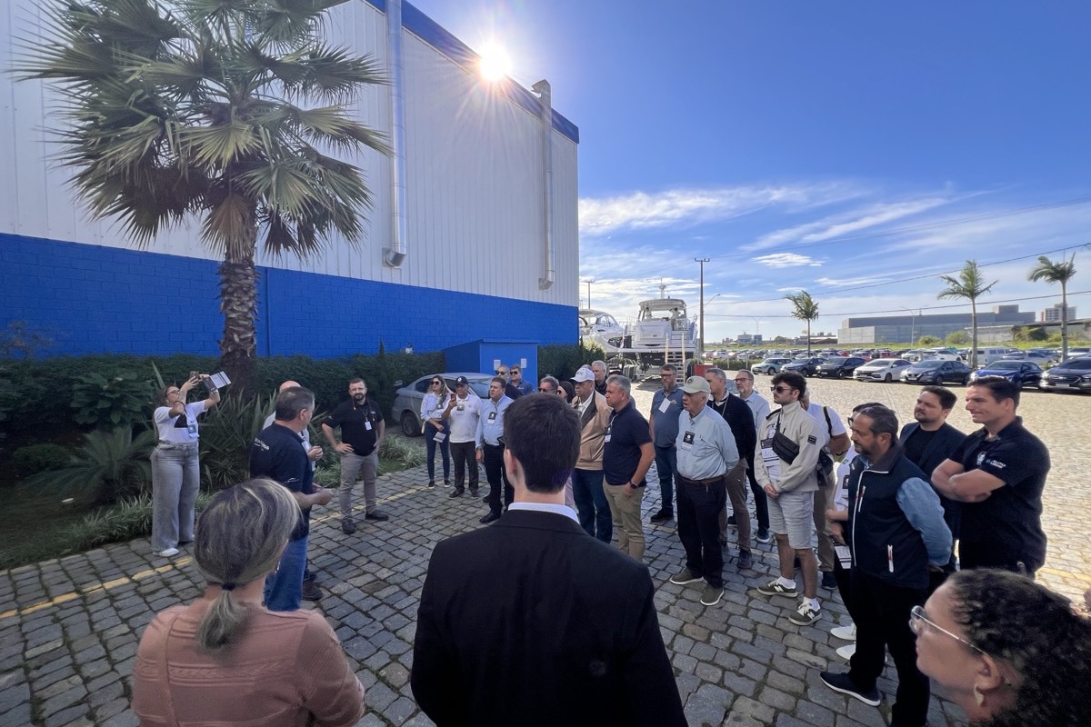 Empresarios en visita técnica a un astillero en el Blue Nautical Hub Brasil